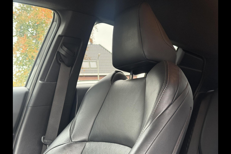 Toyota C-HR 1.8 Hybrid Bi-Tone Plus | Leer, Stoel + Stuurverwarming, Navigatie, Dodehoekherkenning, Parkeersensoren Toyota C-HR 1.8 Hybrid Bi-Tone Plus | Leer, Stoel + Stuurverwarming, Navigatie, Dodehoekherkenning, Parkeersensoren