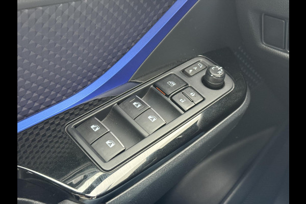 Toyota C-HR 1.8 Hybrid Bi-Tone Plus | Leer, Stoel + Stuurverwarming, Navigatie, Dodehoekherkenning, Parkeersensoren Toyota C-HR 1.8 Hybrid Bi-Tone Plus | Leer, Stoel + Stuurverwarming, Navigatie, Dodehoekherkenning, Parkeersensoren