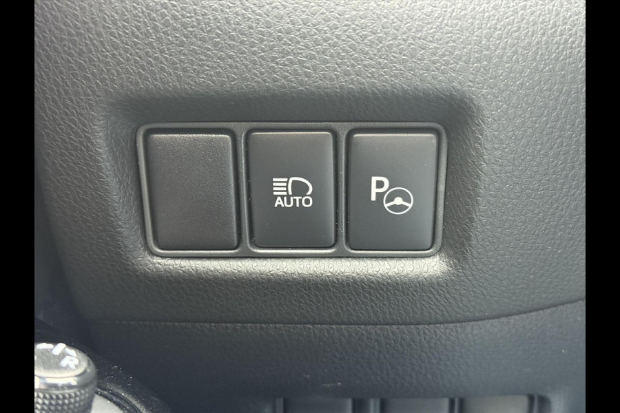 Toyota C-HR 1.8 Hybrid Bi-Tone Plus | Leer, Stoel + Stuurverwarming, Navigatie, Dodehoekherkenning, Parkeersensoren Toyota C-HR 1.8 Hybrid Bi-Tone Plus | Leer, Stoel + Stuurverwarming, Navigatie, Dodehoekherkenning, Parkeersensoren