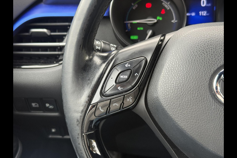 Toyota C-HR 1.8 Hybrid Bi-Tone Plus | Leer, Stoel + Stuurverwarming, Navigatie, Dodehoekherkenning, Parkeersensoren Toyota C-HR 1.8 Hybrid Bi-Tone Plus | Leer, Stoel + Stuurverwarming, Navigatie, Dodehoekherkenning, Parkeersensoren