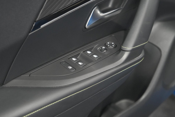 Peugeot e-2008 EV GT 50 kWh | 3 Fase | Trekhaak | Panoramadak | Adaptieve Cruise Control | Stoelverwarming Peugeot e-2008 EV GT 50 kWh | 3 Fase | Trekhaak | Panoramadak | Adaptieve Cruise Control | Stoelverwarming