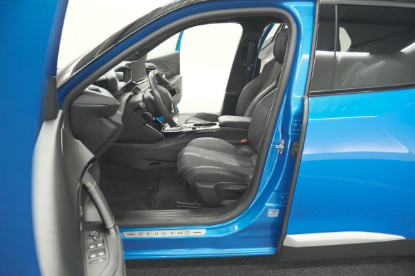 Peugeot e-2008 EV GT 50 kWh | 3 Fase | Trekhaak | Panoramadak | Adaptieve Cruise Control | Stoelverwarming Peugeot e-2008 EV GT 50 kWh | 3 Fase | Trekhaak | Panoramadak | Adaptieve Cruise Control | Stoelverwarming