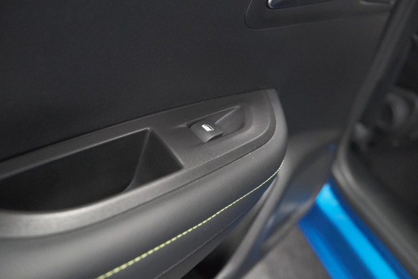 Peugeot e-2008 EV GT 50 kWh | 3 Fase | Trekhaak | Panoramadak | Adaptieve Cruise Control | Stoelverwarming Peugeot e-2008 EV GT 50 kWh | 3 Fase | Trekhaak | Panoramadak | Adaptieve Cruise Control | Stoelverwarming