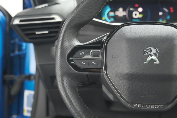 Peugeot e-2008 EV GT 50 kWh | 3 Fase | Trekhaak | Panoramadak | Adaptieve Cruise Control | Stoelverwarming Peugeot e-2008 EV GT 50 kWh | 3 Fase | Trekhaak | Panoramadak | Adaptieve Cruise Control | Stoelverwarming