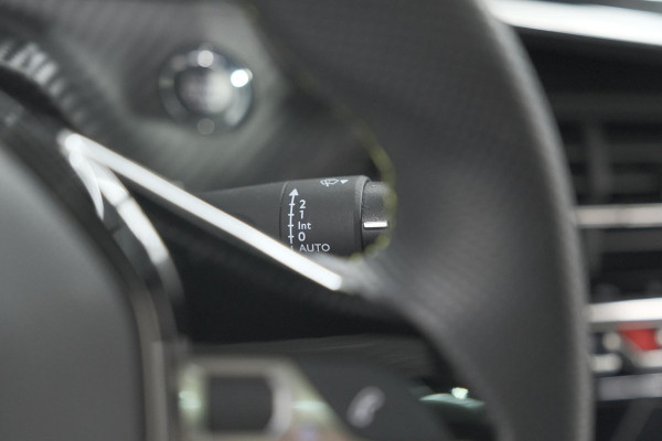 Peugeot e-2008 EV GT 50 kWh | 3 Fase | Trekhaak | Panoramadak | Adaptieve Cruise Control | Stoelverwarming Peugeot e-2008 EV GT 50 kWh | 3 Fase | Trekhaak | Panoramadak | Adaptieve Cruise Control | Stoelverwarming