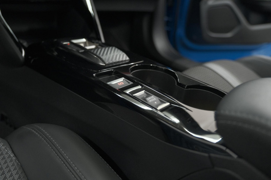 Peugeot e-2008 EV GT 50 kWh | 3 Fase | Trekhaak | Panoramadak | Adaptieve Cruise Control | Stoelverwarming Peugeot e-2008 EV GT 50 kWh | 3 Fase | Trekhaak | Panoramadak | Adaptieve Cruise Control | Stoelverwarming