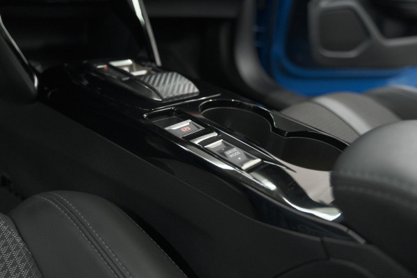 Peugeot e-2008 EV GT 50 kWh | 3 Fase | Trekhaak | Panoramadak | Adaptieve Cruise Control | Stoelverwarming Peugeot e-2008 EV GT 50 kWh | 3 Fase | Trekhaak | Panoramadak | Adaptieve Cruise Control | Stoelverwarming