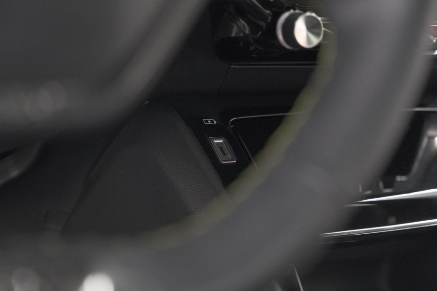 Peugeot e-2008 EV GT 50 kWh | 3 Fase | Trekhaak | Panoramadak | Adaptieve Cruise Control | Stoelverwarming Peugeot e-2008 EV GT 50 kWh | 3 Fase | Trekhaak | Panoramadak | Adaptieve Cruise Control | Stoelverwarming