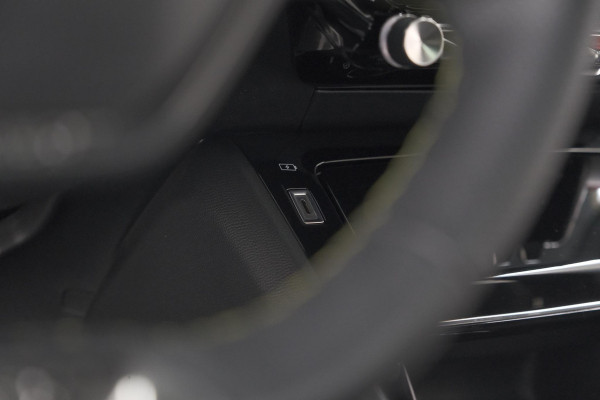 Peugeot e-2008 EV GT 50 kWh | 3 Fase | Trekhaak | Panoramadak | Adaptieve Cruise Control | Stoelverwarming Peugeot e-2008 EV GT 50 kWh | 3 Fase | Trekhaak | Panoramadak | Adaptieve Cruise Control | Stoelverwarming