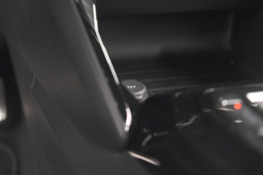 Peugeot e-2008 EV GT 50 kWh | 3 Fase | Trekhaak | Panoramadak | Adaptieve Cruise Control | Stoelverwarming Peugeot e-2008 EV GT 50 kWh | 3 Fase | Trekhaak | Panoramadak | Adaptieve Cruise Control | Stoelverwarming