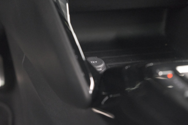 Peugeot e-2008 EV GT 50 kWh | 3 Fase | Trekhaak | Panoramadak | Adaptieve Cruise Control | Stoelverwarming Peugeot e-2008 EV GT 50 kWh | 3 Fase | Trekhaak | Panoramadak | Adaptieve Cruise Control | Stoelverwarming
