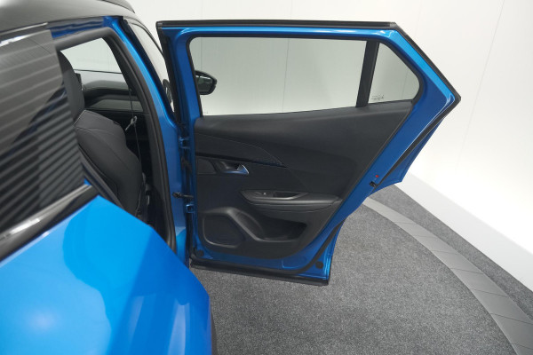 Peugeot e-2008 EV GT 50 kWh | 3 Fase | Trekhaak | Panoramadak | Adaptieve Cruise Control | Stoelverwarming Peugeot e-2008 EV GT 50 kWh | 3 Fase | Trekhaak | Panoramadak | Adaptieve Cruise Control | Stoelverwarming