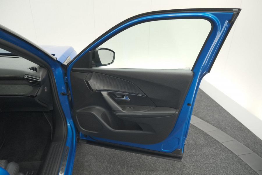 Peugeot e-2008 EV GT 50 kWh | 3 Fase | Trekhaak | Panoramadak | Adaptieve Cruise Control | Stoelverwarming Peugeot e-2008 EV GT 50 kWh | 3 Fase | Trekhaak | Panoramadak | Adaptieve Cruise Control | Stoelverwarming