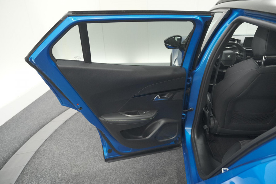 Peugeot e-2008 EV GT 50 kWh | 3 Fase | Trekhaak | Panoramadak | Adaptieve Cruise Control | Stoelverwarming Peugeot e-2008 EV GT 50 kWh | 3 Fase | Trekhaak | Panoramadak | Adaptieve Cruise Control | Stoelverwarming