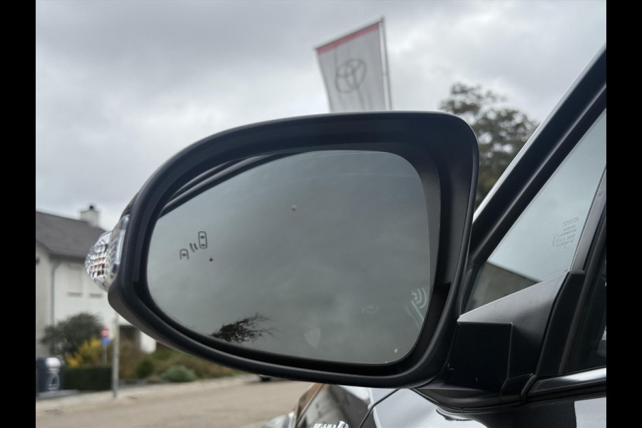 Toyota C-HR 1.8 Hybrid Bi-Tone Plus | Leer, Stoel + Stuurverwarming, Navigatie, Dodehoekherkenning, Parkeersensoren Toyota C-HR 1.8 Hybrid Bi-Tone Plus | Leer, Stoel + Stuurverwarming, Navigatie, Dodehoekherkenning, Parkeersensoren