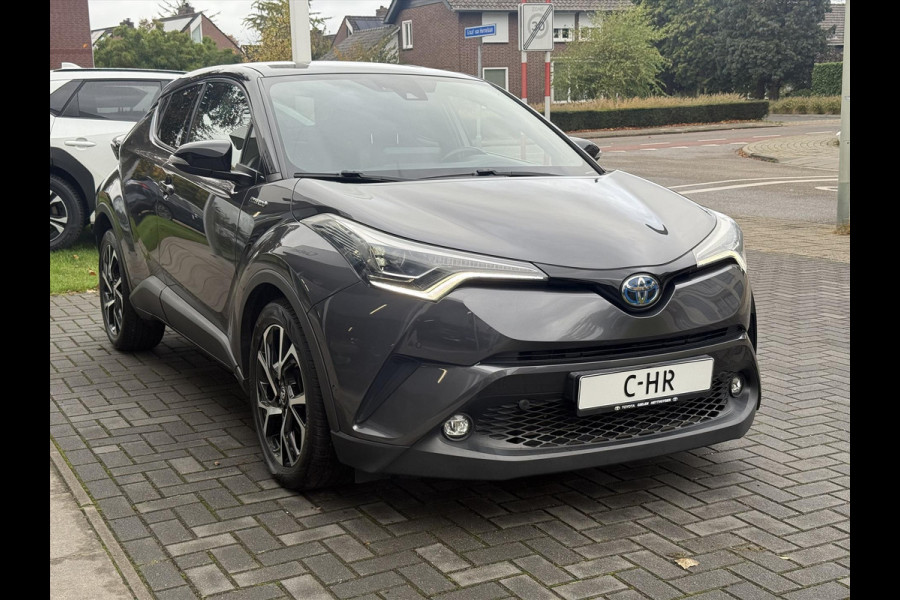 Toyota C-HR 1.8 Hybrid Bi-Tone Plus | Leer, Stoel + Stuurverwarming, Navigatie, Dodehoekherkenning, Parkeersensoren Toyota C-HR 1.8 Hybrid Bi-Tone Plus | Leer, Stoel + Stuurverwarming, Navigatie, Dodehoekherkenning, Parkeersensoren