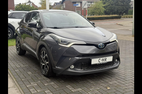 Toyota C-HR 1.8 Hybrid Bi-Tone Plus | Leer, Stoel + Stuurverwarming, Navigatie, Dodehoekherkenning, Parkeersensoren Toyota C-HR 1.8 Hybrid Bi-Tone Plus | Leer, Stoel + Stuurverwarming, Navigatie, Dodehoekherkenning, Parkeersensoren
