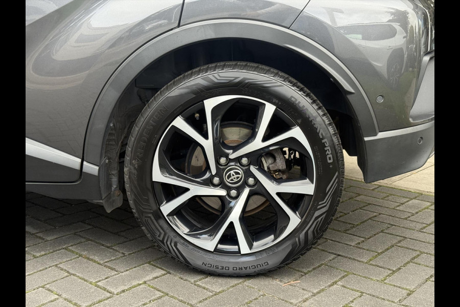 Toyota C-HR 1.8 Hybrid Bi-Tone Plus | Leer, Stoel + Stuurverwarming, Navigatie, Dodehoekherkenning, Parkeersensoren Toyota C-HR 1.8 Hybrid Bi-Tone Plus | Leer, Stoel + Stuurverwarming, Navigatie, Dodehoekherkenning, Parkeersensoren