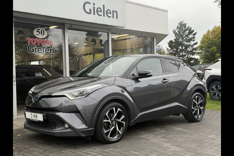 Toyota C-HR 1.8 Hybrid Bi-Tone Plus | Leer, Stoel + Stuurverwarming, Navigatie, Dodehoekherkenning, Parkeersensoren Toyota C-HR 1.8 Hybrid Bi-Tone Plus | Leer, Stoel + Stuurverwarming, Navigatie, Dodehoekherkenning, Parkeersensoren