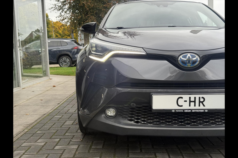 Toyota C-HR 1.8 Hybrid Bi-Tone Plus | Leer, Stoel + Stuurverwarming, Navigatie, Dodehoekherkenning, Parkeersensoren Toyota C-HR 1.8 Hybrid Bi-Tone Plus | Leer, Stoel + Stuurverwarming, Navigatie, Dodehoekherkenning, Parkeersensoren