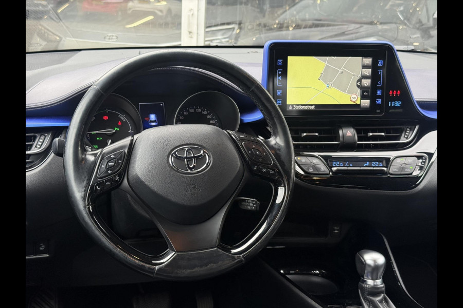 Toyota C-HR 1.8 Hybrid Bi-Tone Plus | Leer, Stoel + Stuurverwarming, Navigatie, Dodehoekherkenning, Parkeersensoren Toyota C-HR 1.8 Hybrid Bi-Tone Plus | Leer, Stoel + Stuurverwarming, Navigatie, Dodehoekherkenning, Parkeersensoren