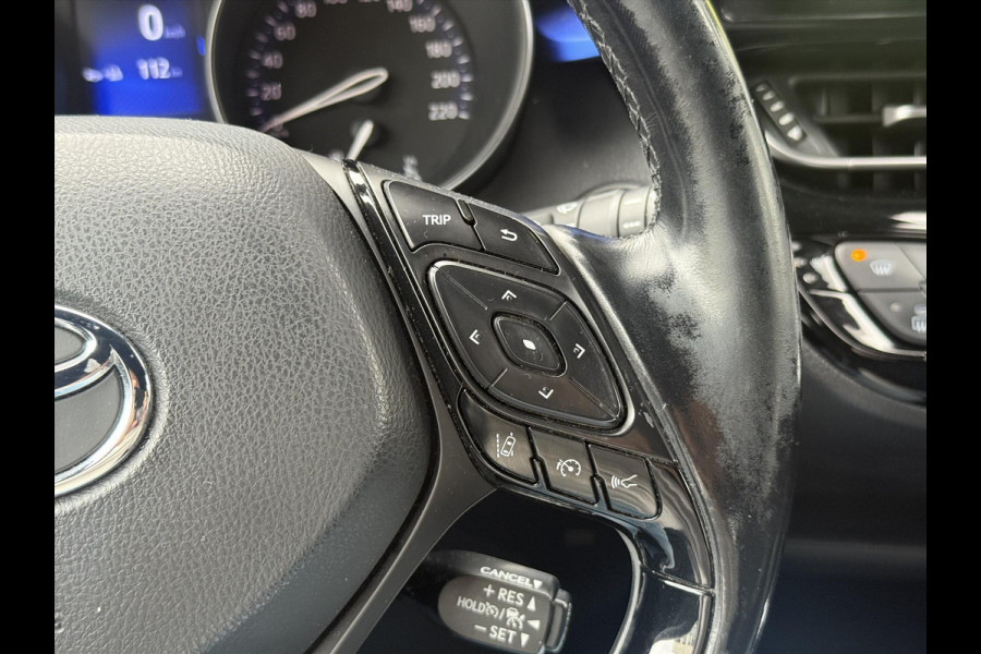 Toyota C-HR 1.8 Hybrid Bi-Tone Plus | Leer, Stoel + Stuurverwarming, Navigatie, Dodehoekherkenning, Parkeersensoren Toyota C-HR 1.8 Hybrid Bi-Tone Plus | Leer, Stoel + Stuurverwarming, Navigatie, Dodehoekherkenning, Parkeersensoren
