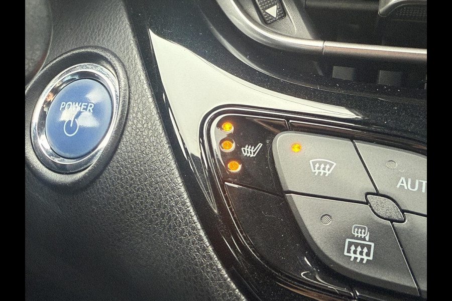 Toyota C-HR 1.8 Hybrid Bi-Tone Plus | Leer, Stoel + Stuurverwarming, Navigatie, Dodehoekherkenning, Parkeersensoren Toyota C-HR 1.8 Hybrid Bi-Tone Plus | Leer, Stoel + Stuurverwarming, Navigatie, Dodehoekherkenning, Parkeersensoren
