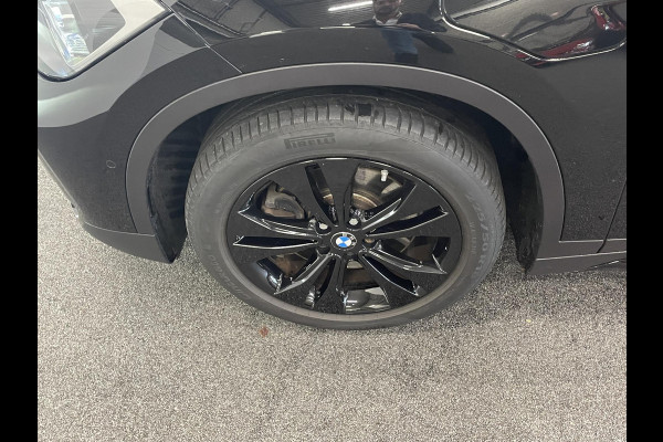 BMW X1 xDrive25e SportLine Aut PHEV Pano dak HiFi system Verwarmbare stoelen Sport stoelen navi Carplay PDC V+A Elektrische achterklep Full Led