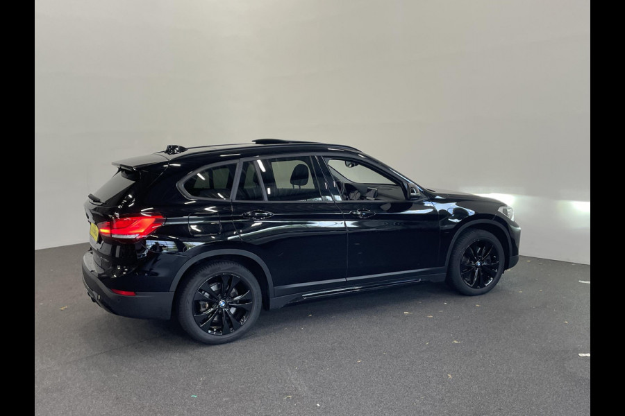 BMW X1 xDrive25e SportLine Aut PHEV Pano dak HiFi system Verwarmbare stoelen Sport stoelen navi Carplay PDC V+A Elektrische achterklep Full Led