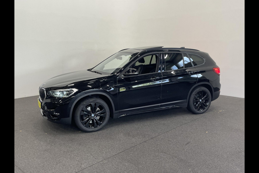 BMW X1 xDrive25e SportLine Aut PHEV Pano dak HiFi system Verwarmbare stoelen Sport stoelen navi Carplay PDC V+A Elektrische achterklep Full Led