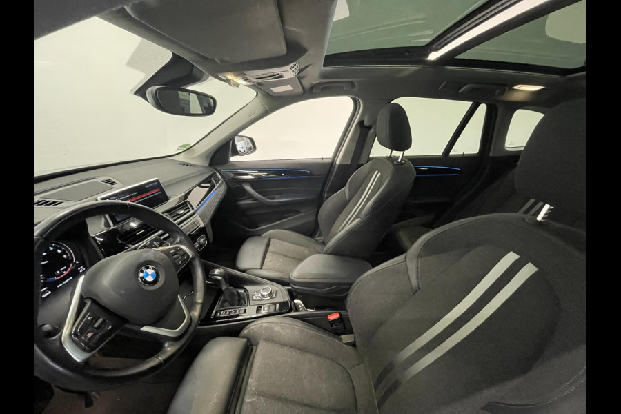 BMW X1 xDrive25e SportLine Aut PHEV Pano dak HiFi system Verwarmbare stoelen Sport stoelen navi Carplay PDC V+A Elektrische achterklep Full Led