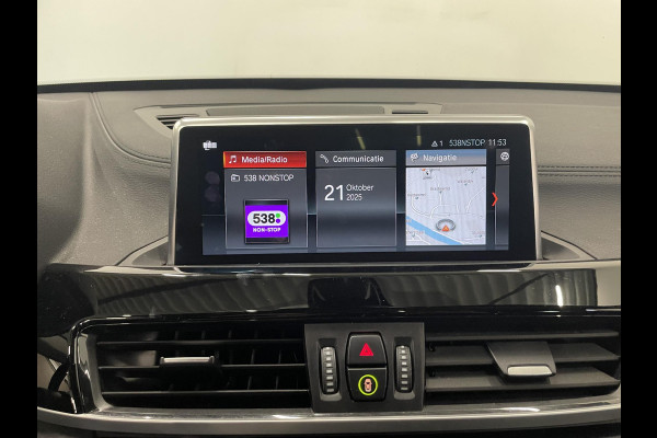 BMW X1 xDrive25e SportLine Aut PHEV Pano dak HiFi system Verwarmbare stoelen Sport stoelen navi Carplay PDC V+A Elektrische achterklep Full Led