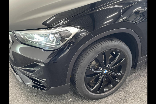 BMW X1 xDrive25e SportLine Aut PHEV Pano dak HiFi system Verwarmbare stoelen Sport stoelen navi Carplay PDC V+A Elektrische achterklep Full Led