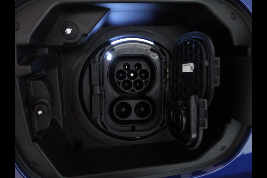 Mercedes-Benz GLA 250 e AMG Plug-In Hybride Edition AMG Line | Night Pakket | Distronic | 360° Camera | AC en DC Laden | MultiBeam Koplampen | Stuur en Stoeverwarming. Inclusief 24 maanden Mercedes-Benz Certified garantie voor Europa.