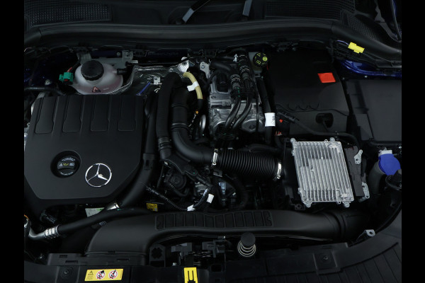 Mercedes-Benz GLA 250 e AMG Plug-In Hybride Edition AMG Line | Night Pakket | Distronic | 360° Camera | AC en DC Laden | MultiBeam Koplampen | Stuur en Stoeverwarming. Inclusief 24 maanden Mercedes-Benz Certified garantie voor Europa.