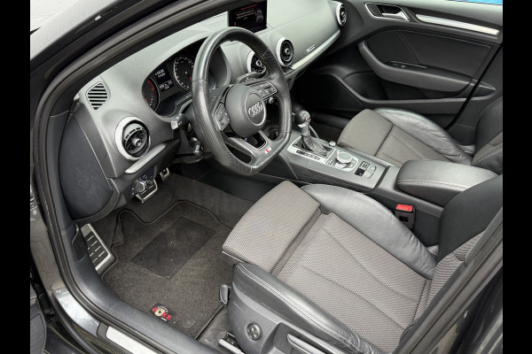 Audi A3 Limousine 35 TFSI CoD Sport S Line Edition | S-Line | Panoramadak | Draadloze telefoonlader Audi A3 Limousine 35 TFSI CoD Sport S Line Edition | S-Line | Panoramadak | Draadloze telefoonlader