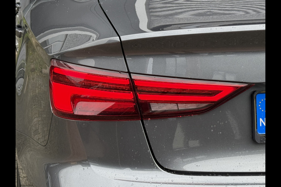 Audi A3 Limousine 35 TFSI CoD Sport S Line Edition | S-Line | Panoramadak | Draadloze telefoonlader Audi A3 Limousine 35 TFSI CoD Sport S Line Edition | S-Line | Panoramadak | Draadloze telefoonlader