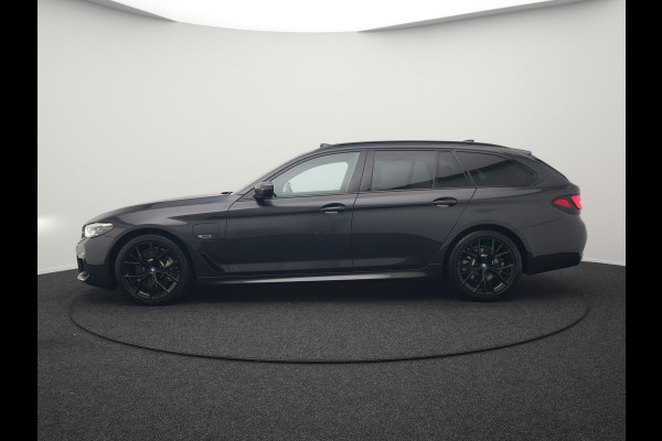 BMW 5 Serie Touring 520e M Sport Plug In Hybrid Dealer O.H PHEV | Panodak | Adaptive Cruise | Camera | Lederen Comfortstoelen Memory & Verwarmd | Apple Carplay | Sfeerverlichting | Navigatie | Virtual | DAB | SOPHISTOGRAU Metallic | BMW 5 Serie Touring 520e M Sport Plug In Hybrid Dealer O.H PHEV | Panodak | Adaptive Cruise | Camera | Lederen Comfortstoelen Memory & Verwarmd | Apple Carplay | Sfeerverlichting | Navigatie | Virtual | DAB | SOPHISTOGRAU Metallic |