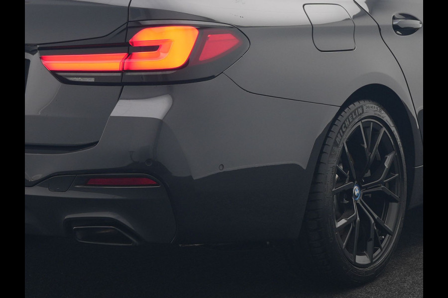 BMW 5 Serie Touring 520e M Sport Plug In Hybrid Dealer O.H PHEV | Panodak | Adaptive Cruise | Camera | Lederen Comfortstoelen Memory & Verwarmd | Apple Carplay | Sfeerverlichting | Navigatie | Virtual | DAB | SOPHISTOGRAU Metallic | BMW 5 Serie Touring 520e M Sport Plug In Hybrid Dealer O.H PHEV | Panodak | Adaptive Cruise | Camera | Lederen Comfortstoelen Memory & Verwarmd | Apple Carplay | Sfeerverlichting | Navigatie | Virtual | DAB | SOPHISTOGRAU Metallic |