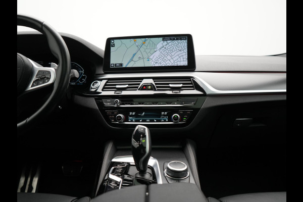 BMW 5 Serie Touring 520e M Sport Plug In Hybrid Dealer O.H PHEV | Panodak | Adaptive Cruise | Camera | Lederen Comfortstoelen Memory & Verwarmd | Apple Carplay | Sfeerverlichting | Navigatie | Virtual | DAB | SOPHISTOGRAU Metallic | BMW 5 Serie Touring 520e M Sport Plug In Hybrid Dealer O.H PHEV | Panodak | Adaptive Cruise | Camera | Lederen Comfortstoelen Memory & Verwarmd | Apple Carplay | Sfeerverlichting | Navigatie | Virtual | DAB | SOPHISTOGRAU Metallic |