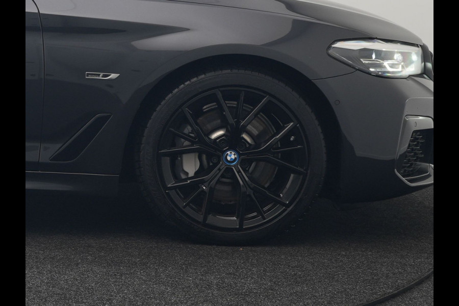 BMW 5 Serie Touring 520e M Sport Plug In Hybrid Dealer O.H PHEV | Panodak | Adaptive Cruise | Camera | Lederen Comfortstoelen Memory & Verwarmd | Apple Carplay | Sfeerverlichting | Navigatie | Virtual | DAB | SOPHISTOGRAU Metallic | BMW 5 Serie Touring 520e M Sport Plug In Hybrid Dealer O.H PHEV | Panodak | Adaptive Cruise | Camera | Lederen Comfortstoelen Memory & Verwarmd | Apple Carplay | Sfeerverlichting | Navigatie | Virtual | DAB | SOPHISTOGRAU Metallic |