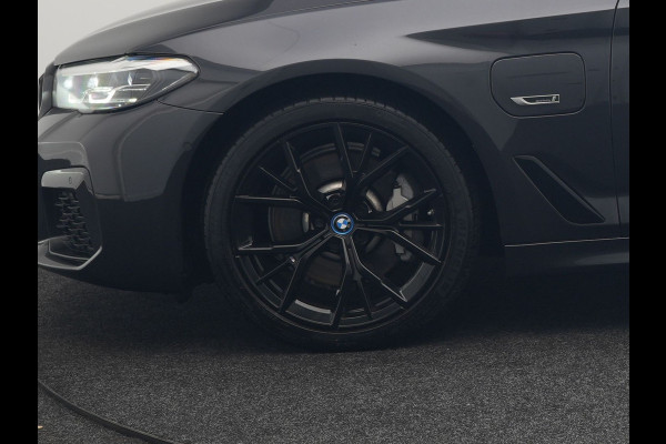 BMW 5 Serie Touring 520e M Sport Plug In Hybrid Dealer O.H PHEV | Panodak | Adaptive Cruise | Camera | Lederen Comfortstoelen Memory & Verwarmd | Apple Carplay | Sfeerverlichting | Navigatie | Virtual | DAB | SOPHISTOGRAU Metallic | BMW 5 Serie Touring 520e M Sport Plug In Hybrid Dealer O.H PHEV | Panodak | Adaptive Cruise | Camera | Lederen Comfortstoelen Memory & Verwarmd | Apple Carplay | Sfeerverlichting | Navigatie | Virtual | DAB | SOPHISTOGRAU Metallic |