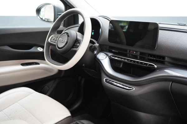 Fiat 500E La Prima 42 kWh | SoH 94% | Lederen bekleding | Navigatie | Achteruitrijcamera | Panoramadak | Adaptive cruise | Fiat 500E La Prima 42 kWh | SoH 94% | Lederen bekleding | Navigatie | Achteruitrijcamera | Panoramadak | Adaptive cruise |