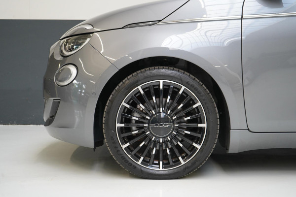 Fiat 500E La Prima 42 kWh | SoH 94% | Lederen bekleding | Navigatie | Achteruitrijcamera | Panoramadak | Adaptive cruise | Fiat 500E La Prima 42 kWh | SoH 94% | Lederen bekleding | Navigatie | Achteruitrijcamera | Panoramadak | Adaptive cruise |