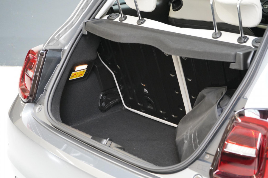 Fiat 500E La Prima 42 kWh | SoH 94% | Lederen bekleding | Navigatie | Achteruitrijcamera | Panoramadak | Adaptive cruise | Fiat 500E La Prima 42 kWh | SoH 94% | Lederen bekleding | Navigatie | Achteruitrijcamera | Panoramadak | Adaptive cruise |