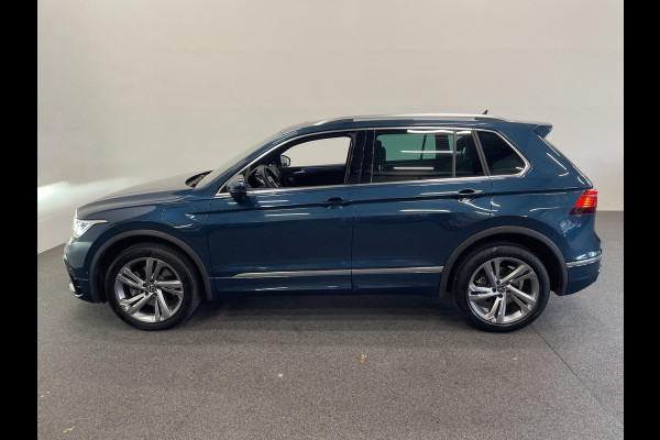 Volkswagen Tiguan 1.4 TSI eHybrid 245pk DSG R-Line Platinum Panoramadak Trekhaak Navigatie Apple Carplay/Android Auto Camera Parkeersensoren Adaptive Cruise Control Matrix Ledverlichting Stoel- en stuurverwarming Climate Control