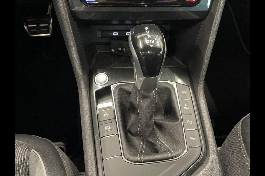 Volkswagen Tiguan 1.4 TSI eHybrid 245pk DSG R-Line Platinum Panoramadak Trekhaak Navigatie Apple Carplay/Android Auto Camera Parkeersensoren Adaptive Cruise Control Matrix Ledverlichting Stoel- en stuurverwarming Climate Control
