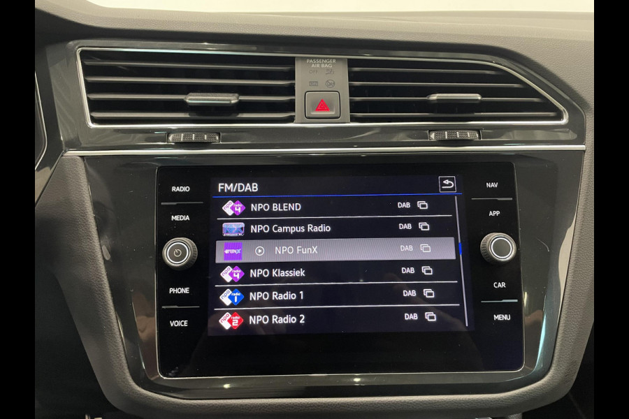 Volkswagen Tiguan 1.4 TSI eHybrid 245pk DSG R-Line Platinum Panoramadak Trekhaak Navigatie Apple Carplay/Android Auto Camera Parkeersensoren Adaptive Cruise Control Matrix Ledverlichting Stoel- en stuurverwarming Climate Control