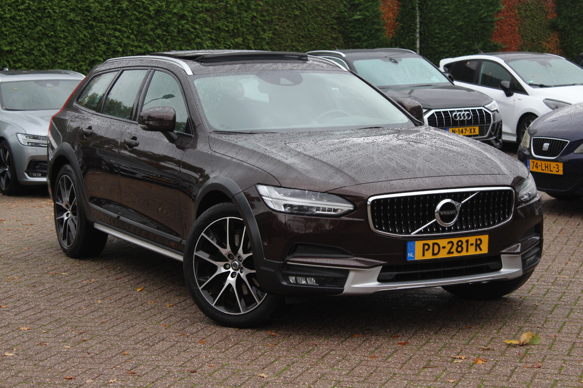 Volvo V90 Cross Country 2.0 D5 Pro / Trekhaak / Panoramadak / Camera / Head-up / Bowers en Wilkens / Luchtvering / 20'' / Keyless / Standverwarming / Stuurverwarming / DAB / Dodehoek / Stoelverwarming / ACC Volvo V90 Cross Country 2.0 D5 Pro / Trekhaak / Panoramadak / Camera / Head-up / Bowers en Wilkens / Luchtvering / 20'' / Keyless / Standverwarming / Stuurverwarming / DAB / Dodehoek / Stoelverwarming / ACC