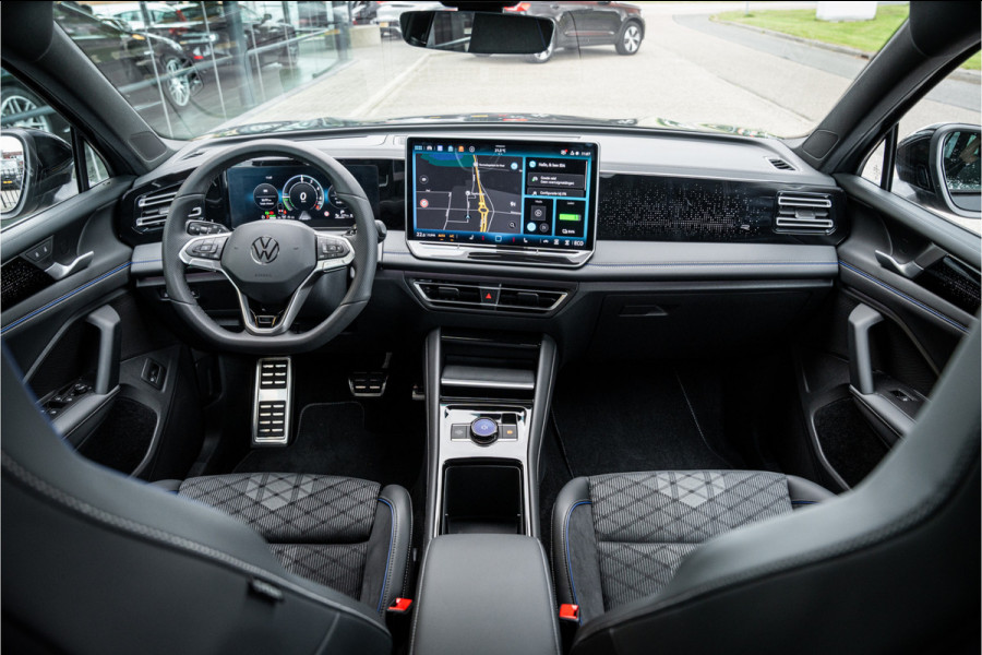 Volkswagen Tiguan 1.5 eHybrid 272pk R-Line Edition ** HUD ** Trekhaak ** 360 camera ** Massage Blackstyle ** Volkswagen Tiguan 1.5 eHybrid 272pk R-Line Edition ** HUD ** Trekhaak ** 360 camera ** Massage Blackstyle **